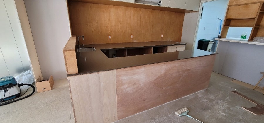 카페 바 테이블 작업 이미지